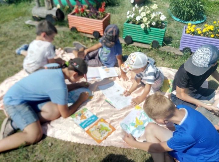 Малокармалинская сельская библиотека организовала летние чтения «Каникулы с книгой»