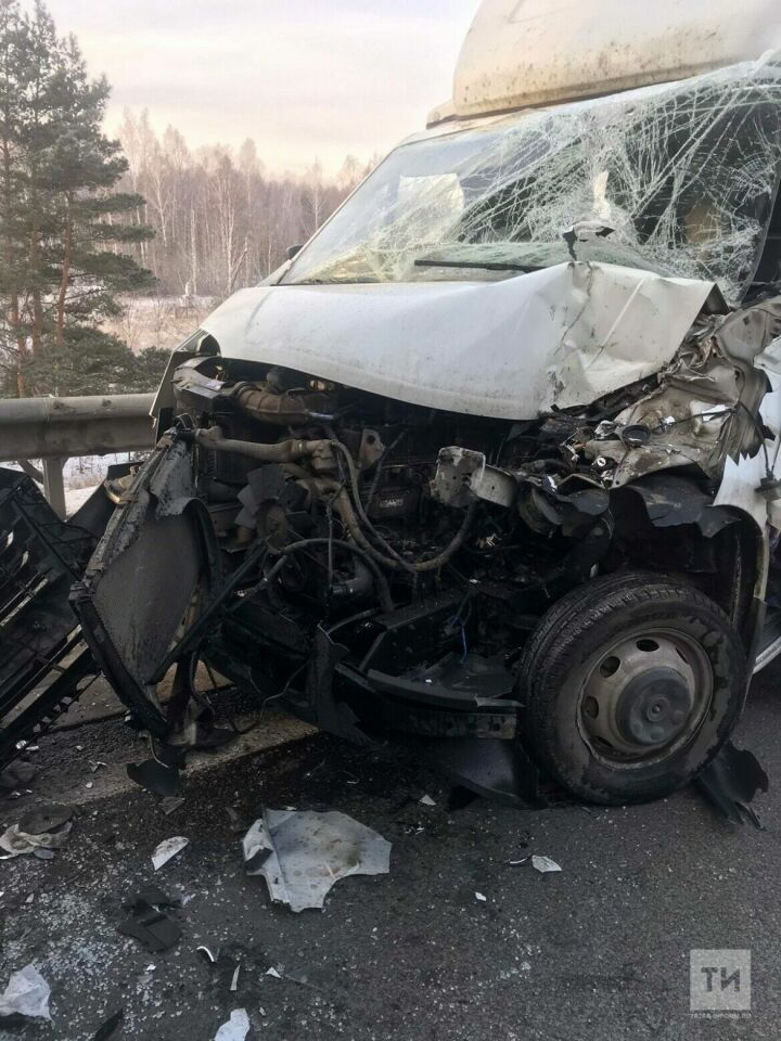 «ГАЗель» влетела в грузовик на трассе в Татарстане