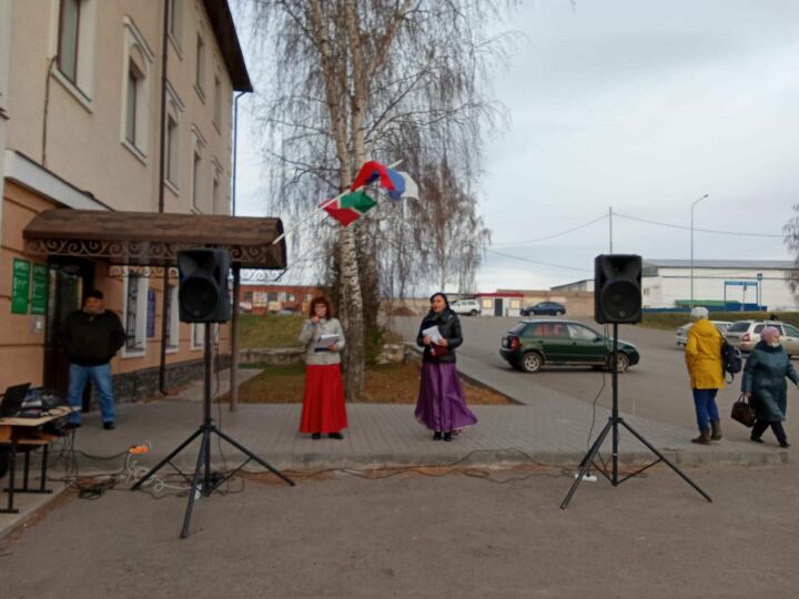 В День народного единства культработники организовали концерт на площади перед рынком
