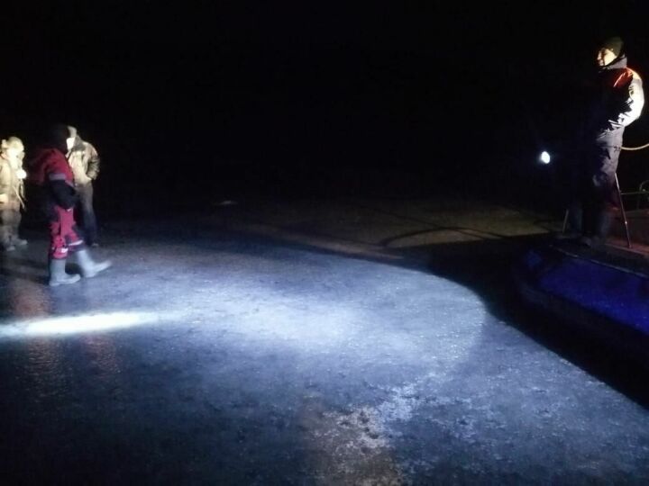 Ночью в Камском Устье искали рыбака