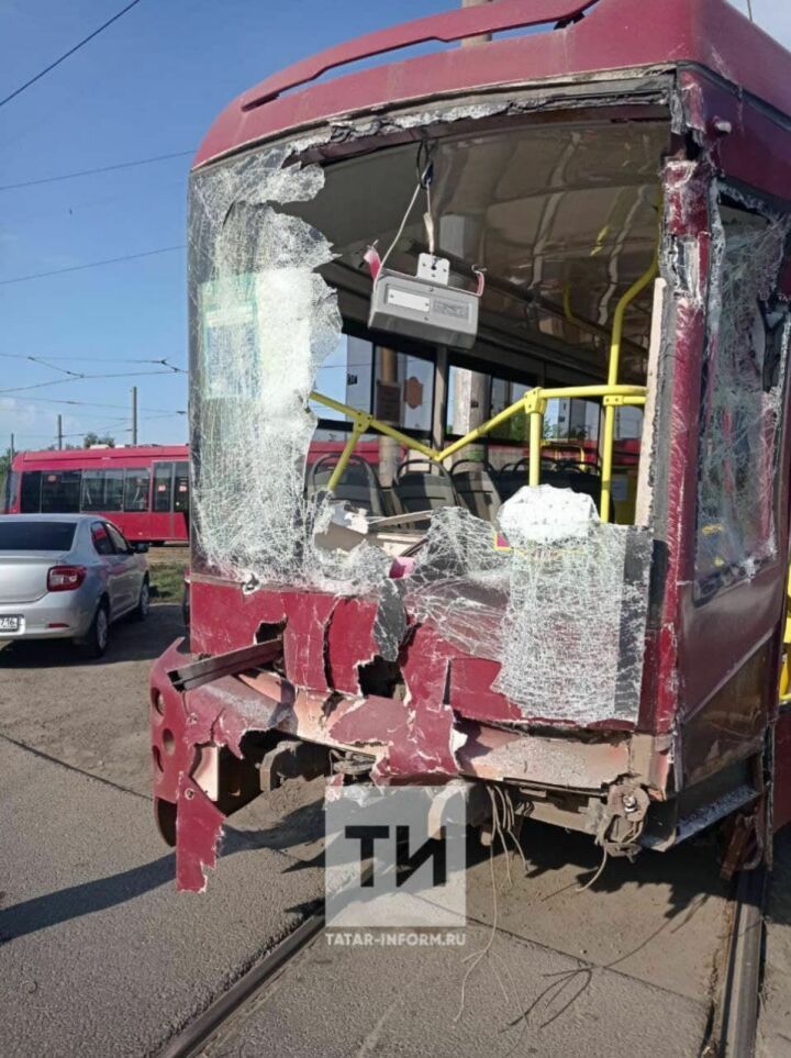 При столкновении трамваев в Казани пострадали четыре человека, одному из них оторвало ногу