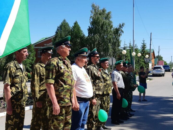 Пограничники Камского Устья отмечают свой праздник строем и песней