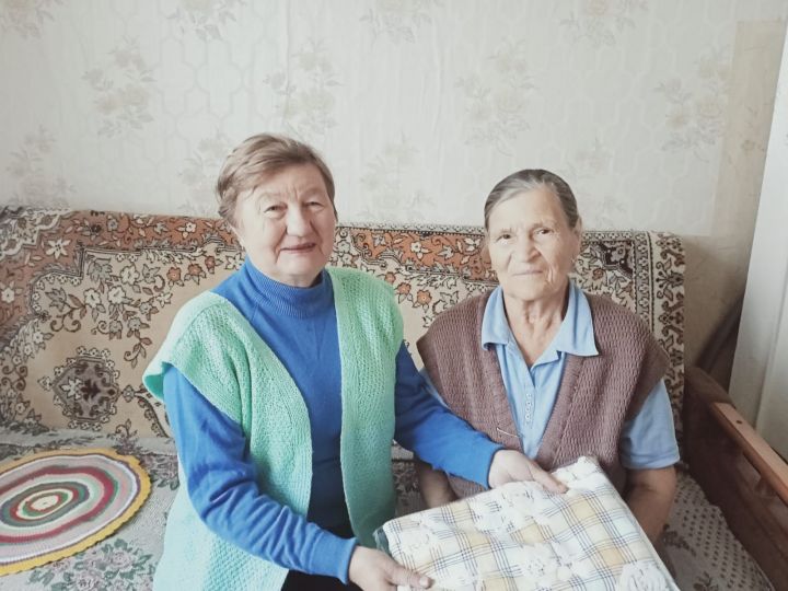 Пожилым людям дарят внимание и заботу