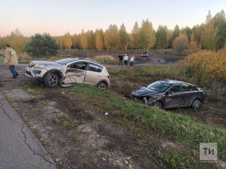 Два автомобиля оказались в кювете после ДТП на трассе в Татарстане