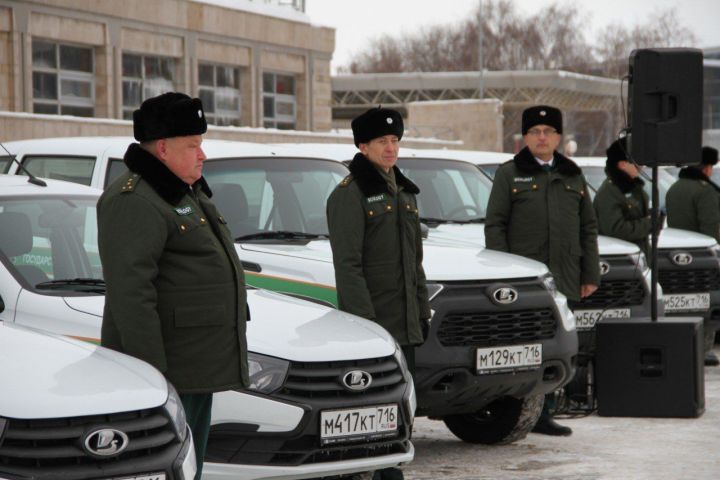 Экологам Татарстана вручили 20 новых автомобилей