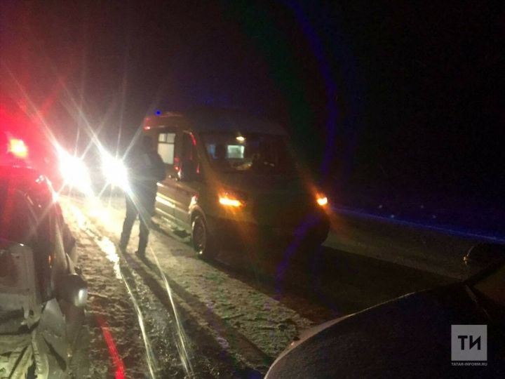 На трассе в Татарстане пострадало шесть человек в результате столкновения трёх автомобилей