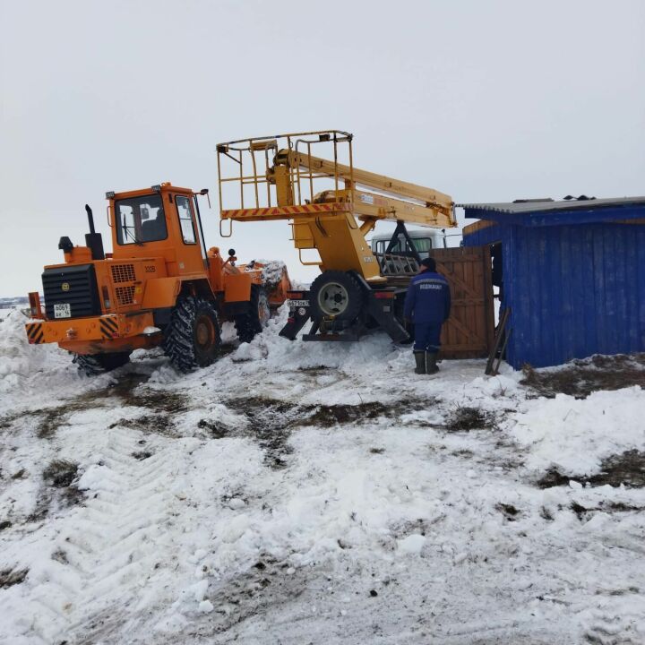 В Заовражных Каратаях ведут замену глубинного насоса