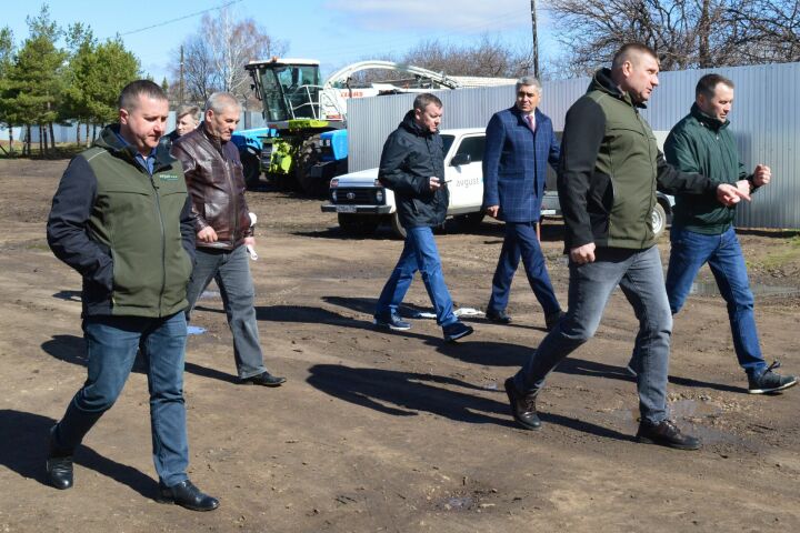 Сегодня в Камское Устье с рабочим визитом прибыл министр сельского хозяйства и продовольствия РТ Марат Зяббаров