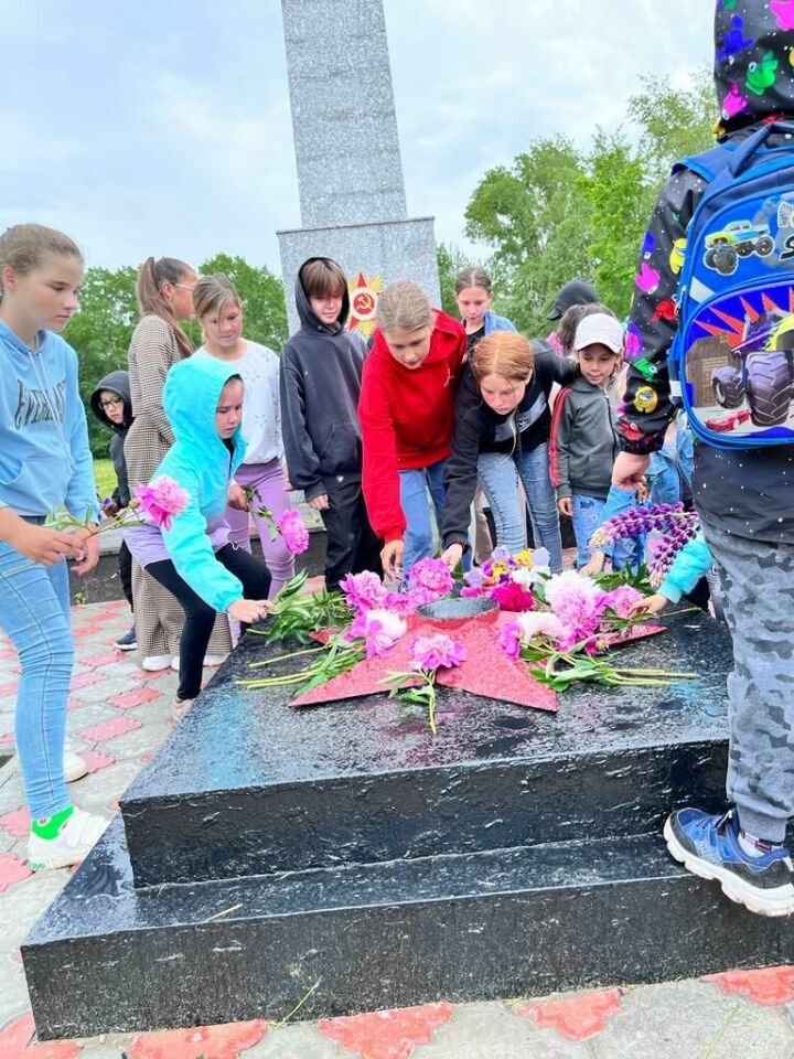 В День памяти и скорби в Камско-Устьинском районе возложили цветы к обелискам