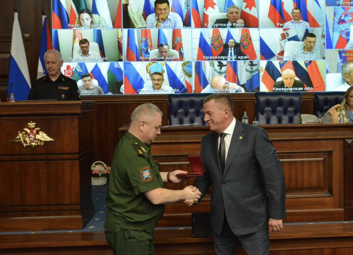 Главе Тетюшского района вручили медаль «За вклад в укрепление обороны РФ»