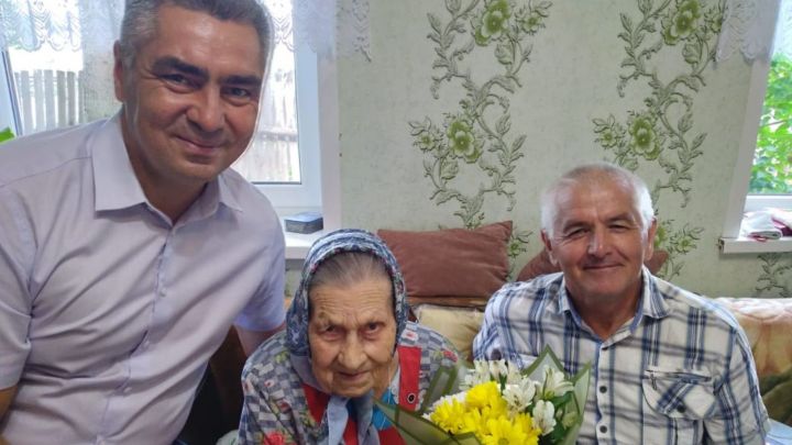 Долгожительницу из Осинников поздравили с 95-летним юбилеем