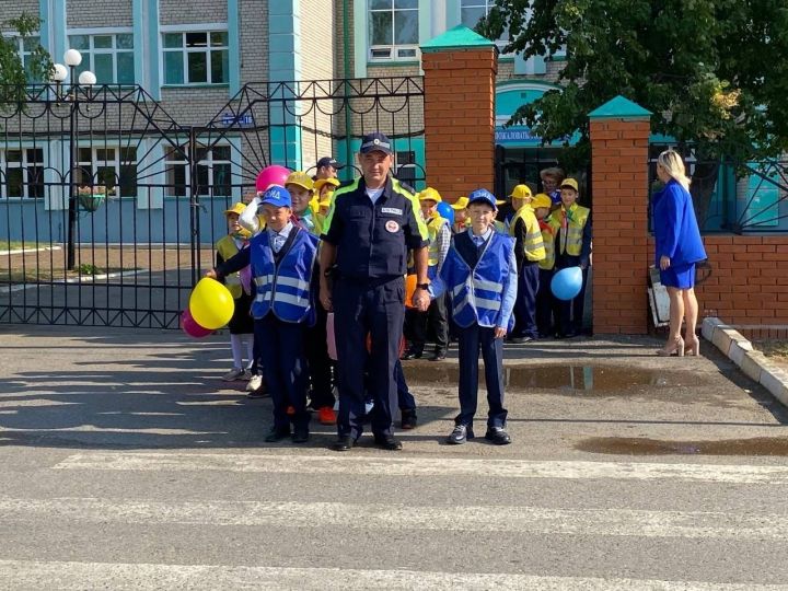 Ученикам Камскоустьинской школы напомнили о безопасности на дороге