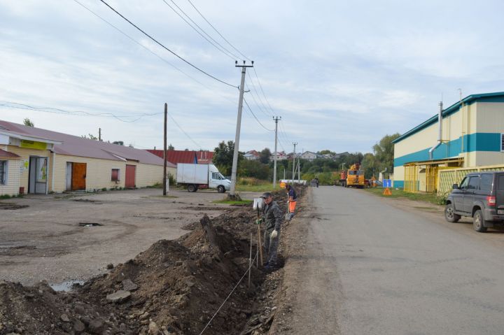 На опасном участке дороги в Камском Устье строят тротуар