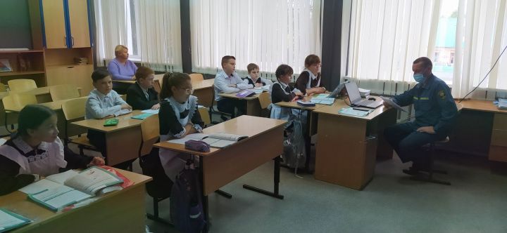 Открытый урок по пожарной безопасности  провели в Теньковской школе