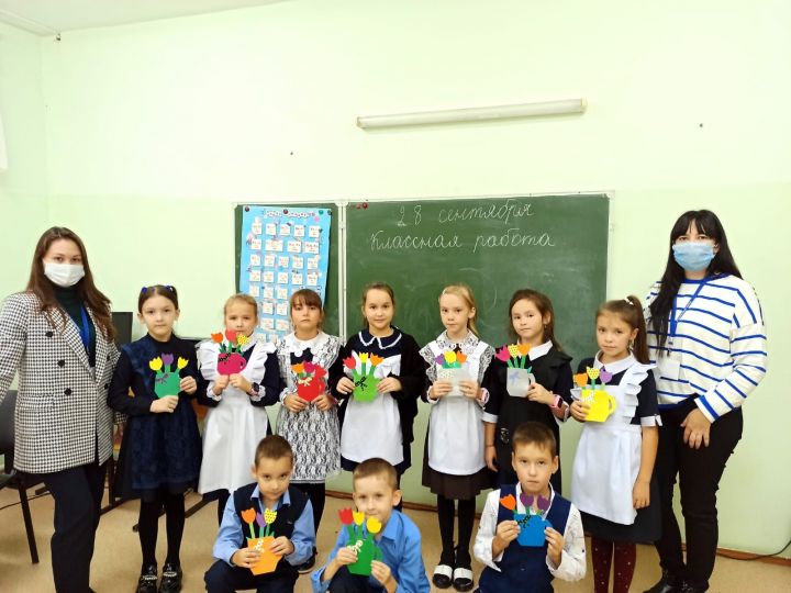 Ученики Камско-Устьинской татарской школы на мастер-классе подготовили подарки для пожилых