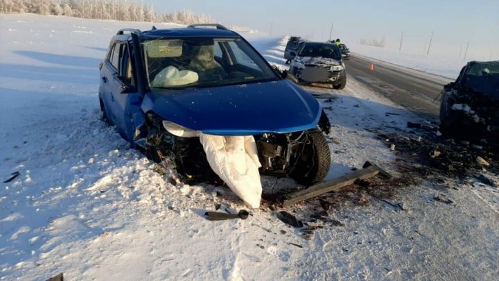 Молодые девушки погибли в результате лобового столкновения на трассе в Татарстане