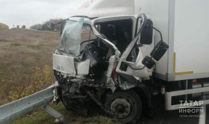 В Буинском районе водителя грузовика зажало в салоне