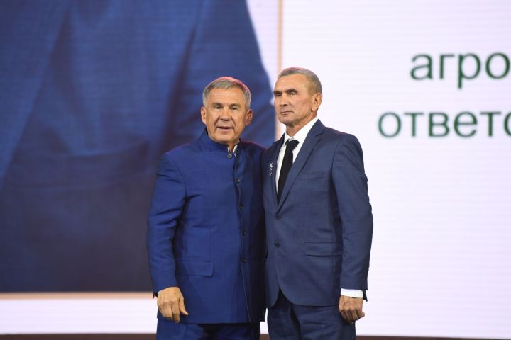 Минниханов вручил награду камскоустьинскому агроному