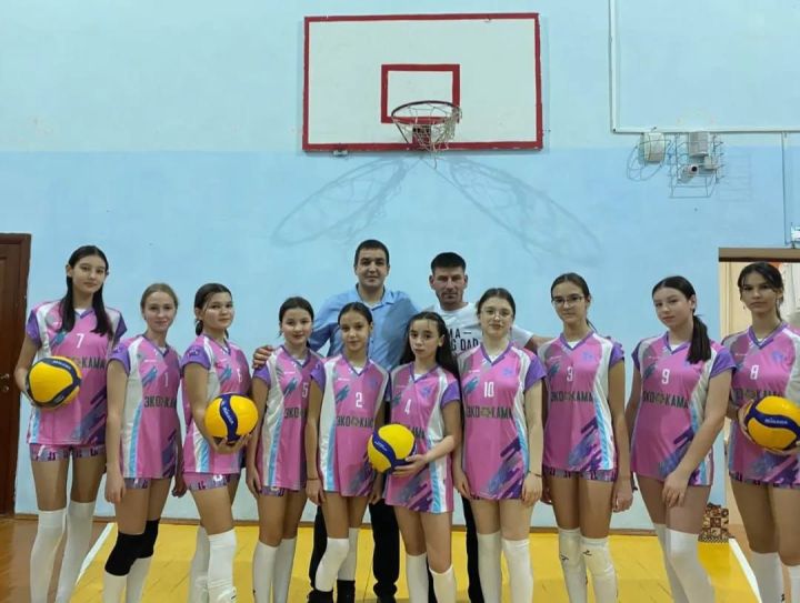 Единая форма появилась у волейболисток татарской школы