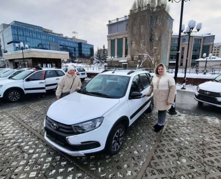 Минниханов подарил 50 автомобилей учреждениям культуры Татарстана