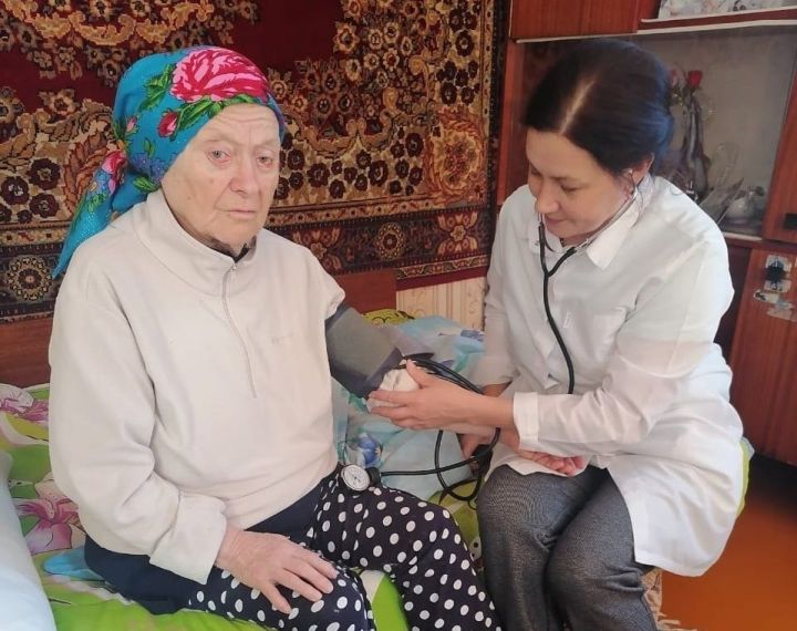 Врачи посещают своих подопечных на дому