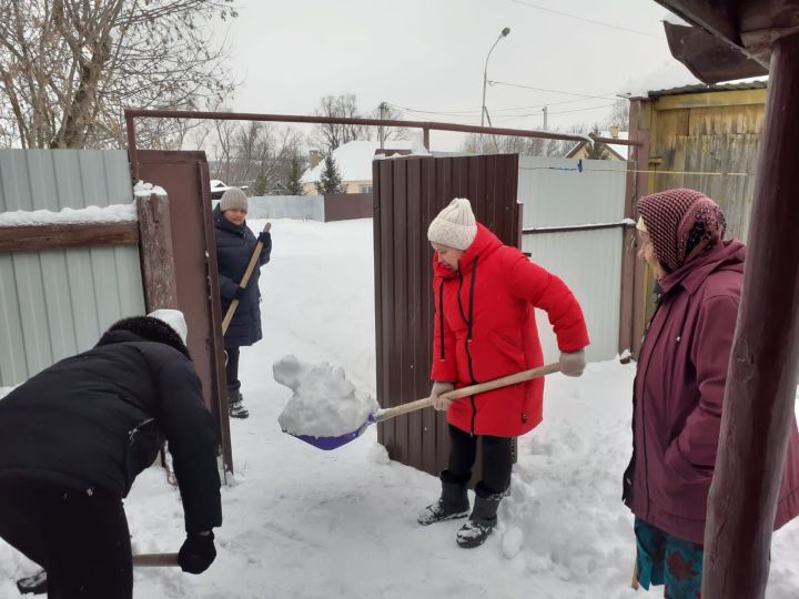 В эту снежную зиму социальные работники помогают своим подопечным