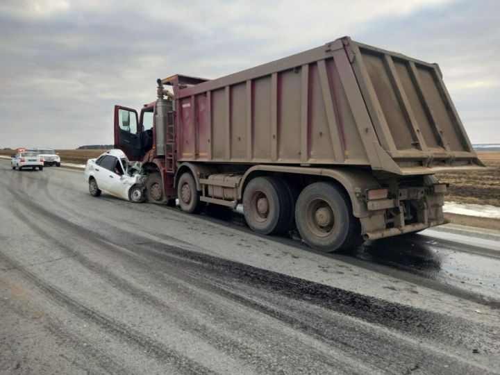 Водитель «Лады» столкнулся с самосвалом