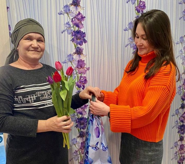 Прошла акция «Дарите женщинам цветы!»