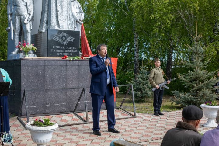 В Теньках на митинг собралось все село