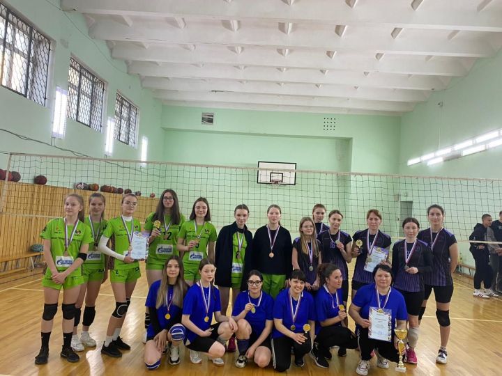 Волейболисты Камского Устья посвятили Дню Победы турнир