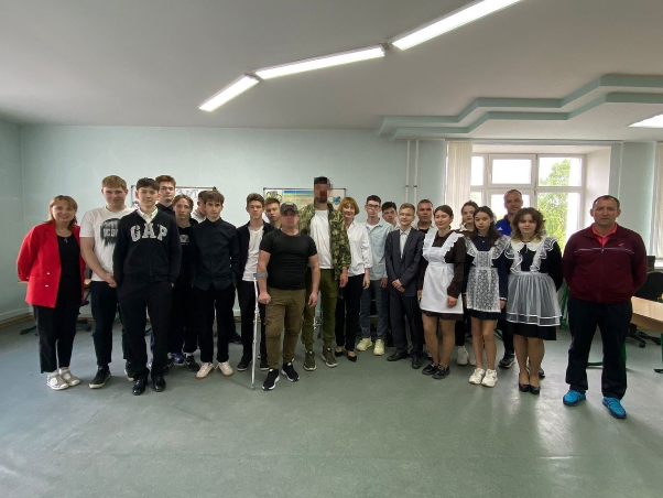 Камскоустьинские школьники встретились с участниками СВО