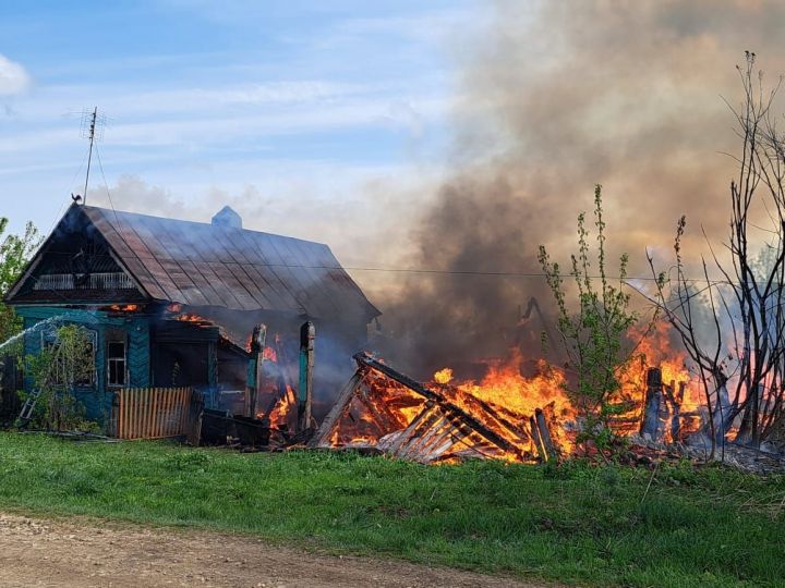 Прямо сейчас в Малом Мереткозино тушат пожар