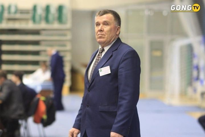 Минниханов присвоил почетное звание камскоустьинскому тренеру