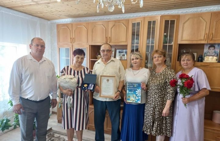 Семье Мухамедшиных из Больших Кармалов вручили медаль «За любовь и верность»