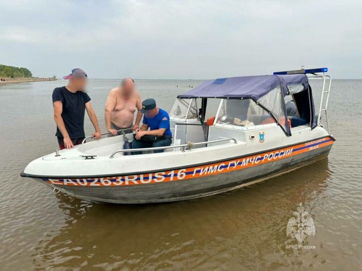 В Татарстане на реке спасли дедушку с внучкой на надувном матрасе