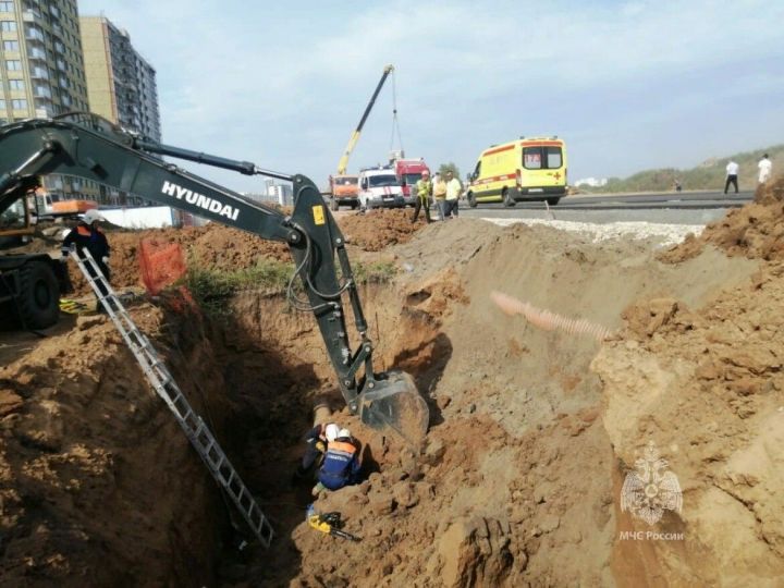 В Татарстане на стройке рабочего завалило грунтом