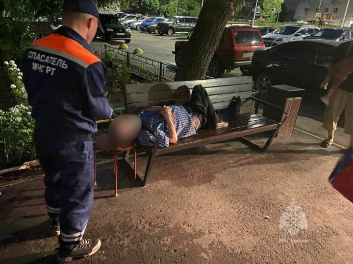 В Татарстане мужчина застрял головой в поручне скамейки