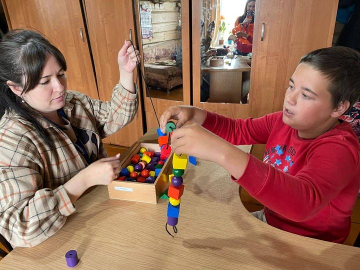 Камскоустьинские соцработники помогают семьям с детьми-инвалидами
