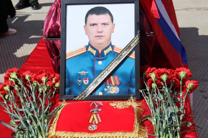 Жил светло и погиб, как герой