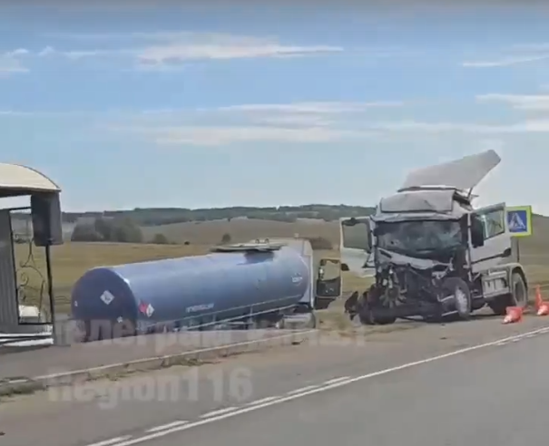 В Татарстане столкнулись два грузовика