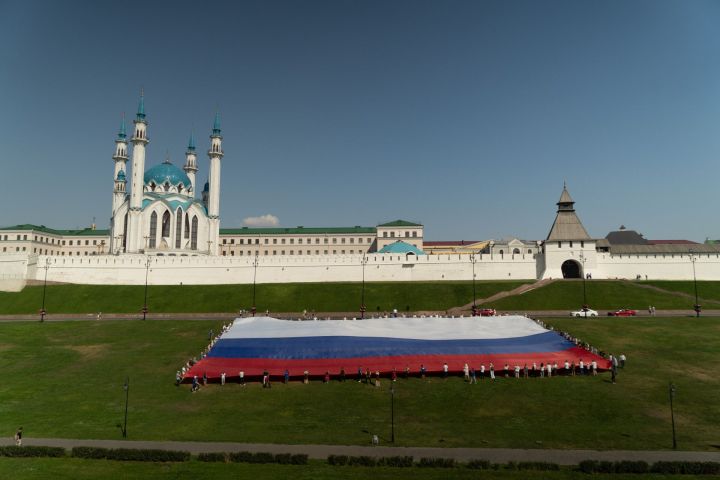 В центре Казани развернули самый большой флаг России в Татарстане