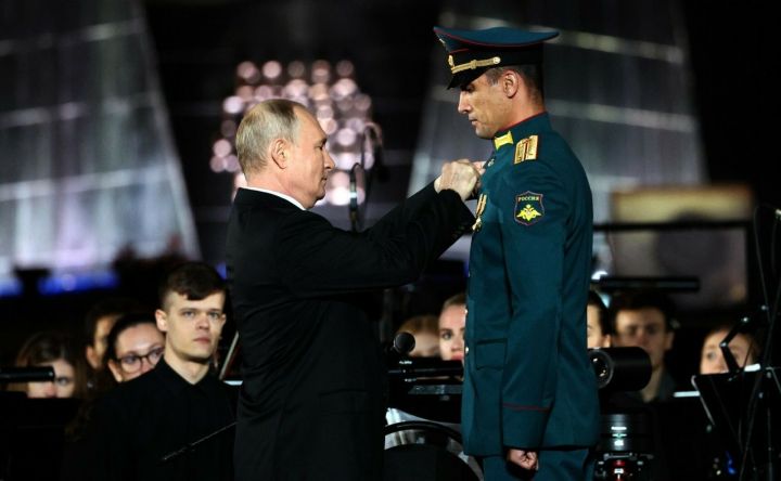 Путин лично наградил татарстанца Расима Баксикова