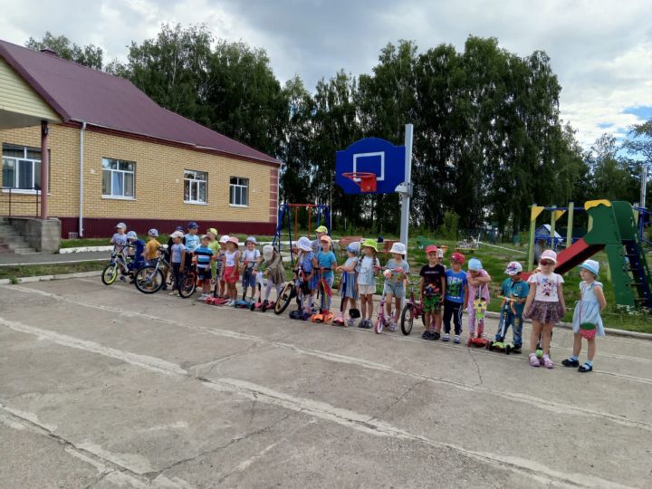 Маленьким участникам дорожного движения специалисты рассказали о ПДД