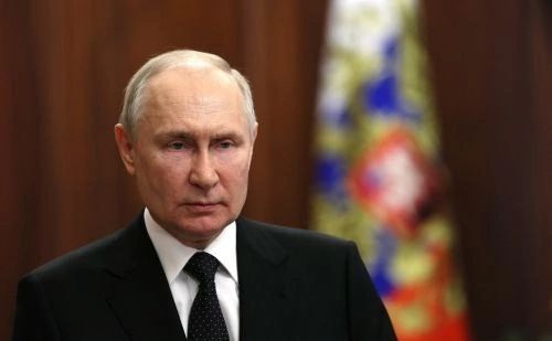 Путин повестка юлланган көннән илдән китүне тыю турындагы закон имзалады