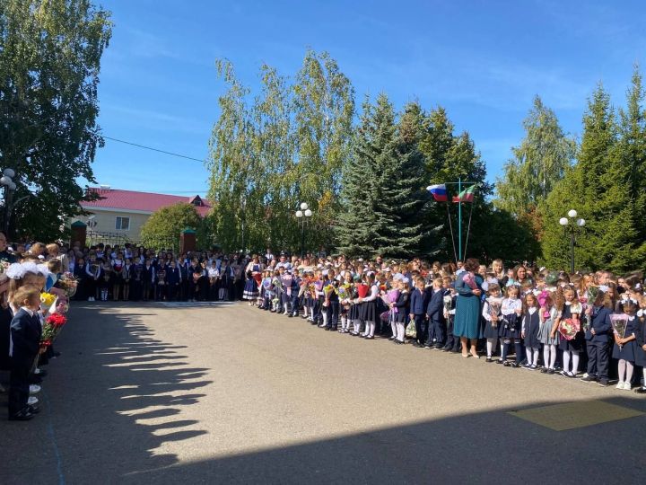 В Камскоустьинской школе прошла торжественная линейка