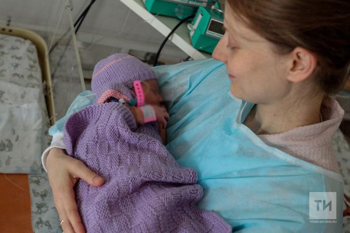 В Камско-Устьинском районе 17 молодых мам получили по 50 и 100 тысяч рублей