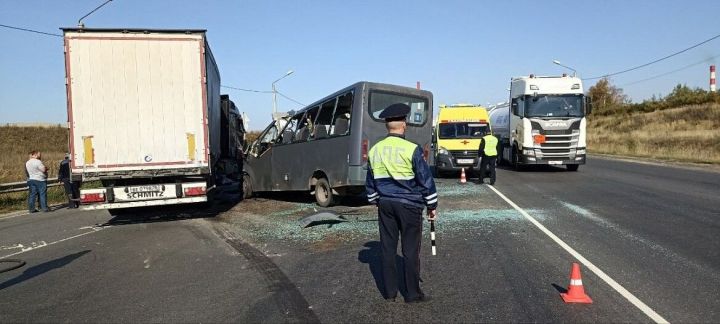 Микроавтобус и грузовик столкнулись в Нижегородской области