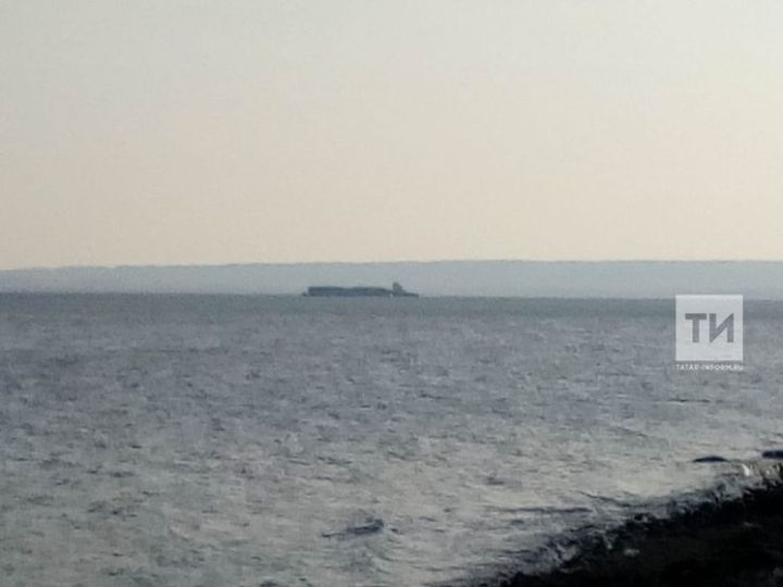 У села Кирельское на мель села баржа