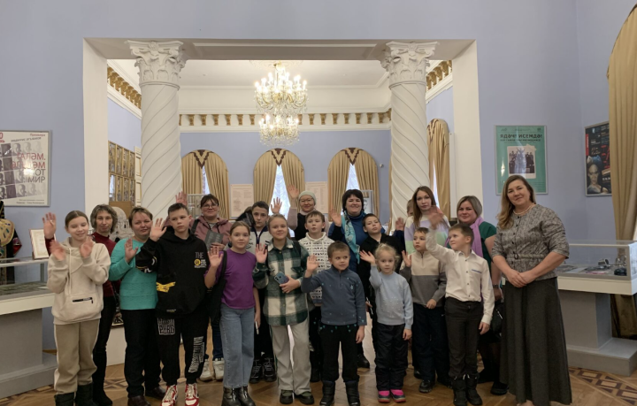 Дети участников СВО Камско-Устьинского района посетили театр