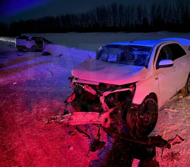 Пять человек пострадали в аварии с двумя легковушками